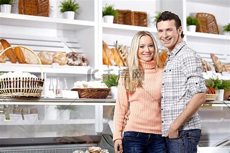 在面包店里的一对幸福的年轻夫妇吊带睡衣报纸杂志高清摄影大图-千库网