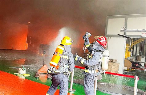平沙镇一厂房突发大火，消防人员35分钟扑灭明火
