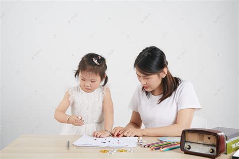 儿童儿童节母亲陪伴做手工摄影图配图高清摄影大图-千库网