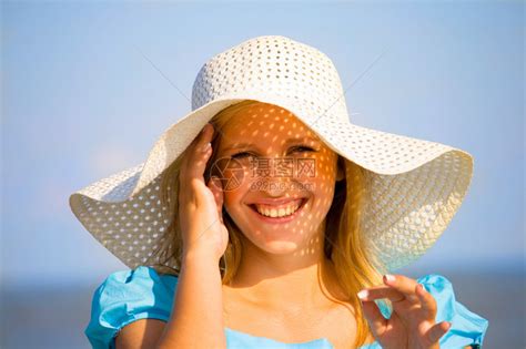 夏天戴帽子的年轻女孩高清图片下载-正版图片504649582-摄图网