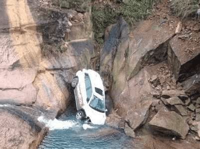 长安CS75坠落16米悬崖, 车上3人毫发无伤真是奇迹了。-新浪汽车