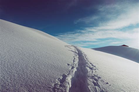 天空晴朗万里无云皑皑白雪覆盖着地面自然风景素材设计