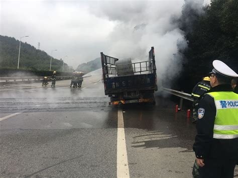 高速公路大货车途中自燃起火 民警及时处理化险为夷_韶关发布