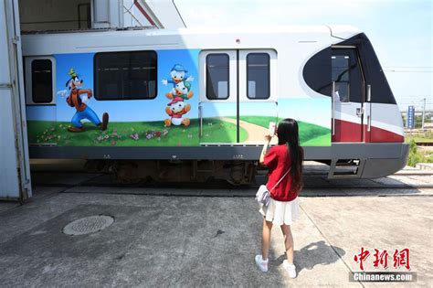 上海迪士尼度假区新春主题地铁列车上线_新浪新闻