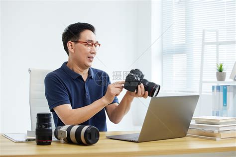 中年男性在网络学习单反摄影知识元素素材下载-正版素材402402317-摄图网