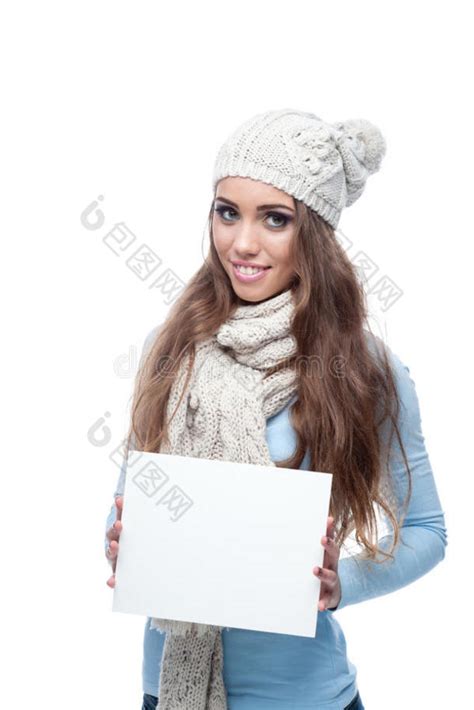 笑容可掬的冬日女孩举着招牌-包图企业站