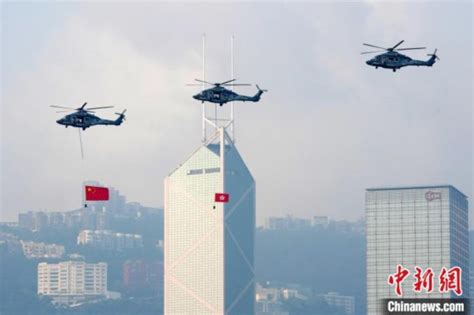 酷！五星红旗和香港区旗在维港上空“飞行”--社会·法治--人民网