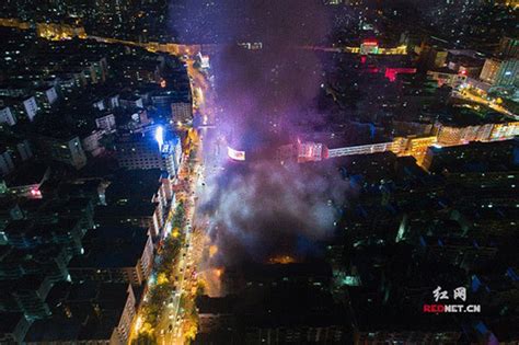 湖南郴州轻纺市场发生火灾 消防人员正全力灭火_手机新浪网