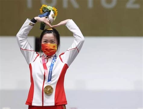奥运冠军杨倩晒穿领奖服自拍照 直呼：就当自己在闭幕式现场了|奥运冠军|杨倩|奥运_新浪新闻
