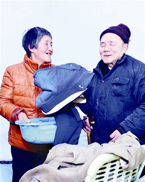 实拍青岛相亲角 76岁母亲为46岁儿子找媳妇 - 青岛新闻网