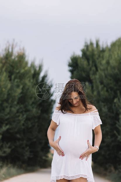 怀孕七个月的孕妇正在高清图片下载-正版图片505457447-摄图网