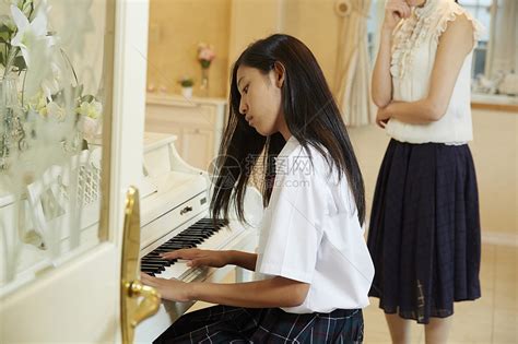 女孩弹钢琴高清图片下载-正版图片502042780-摄图网