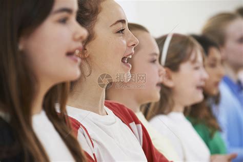 群学校的孩子合唱里唱歌高清图片下载-正版图片300433942-摄图网