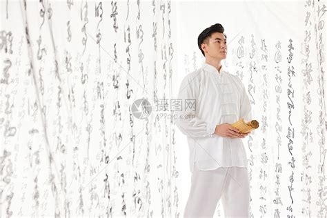 国学传统中国风男性手拿古书高清图片下载-正版图片501788509-摄图网