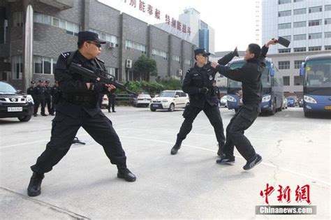 郑州特警组建5个机动分队 荷枪实弹巡逻_财经_腾讯网