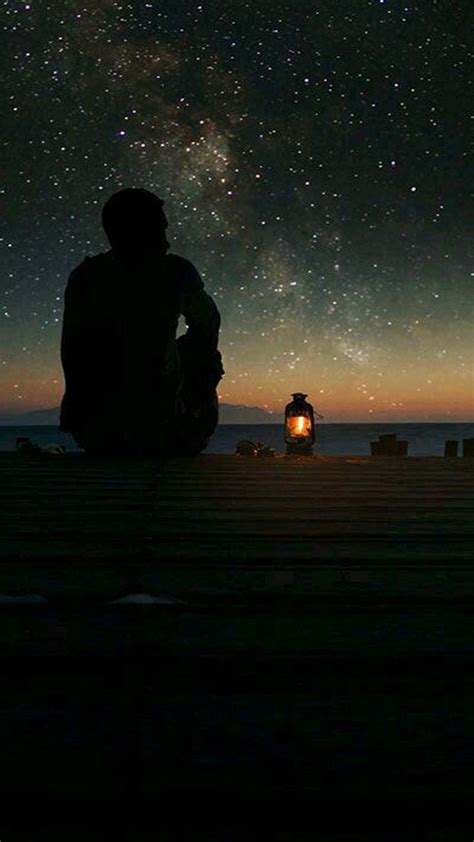 夜空下孤单的男生背影唯美壁纸图片(2)_可爱图片