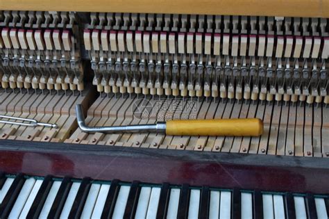 直立钢琴弦和针上调音键的内部分高清图片下载-正版图片304760920-摄图网