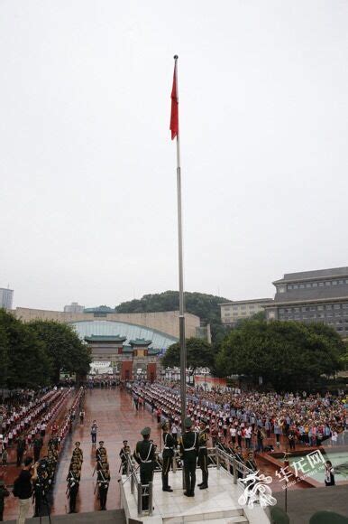 重庆举行升旗仪式 上千市民现场观礼迎"国庆"_大渝网_腾讯网