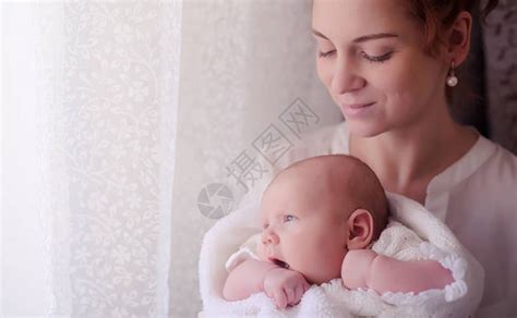 母亲带着她刚出生的婴儿高清图片下载-正版图片503063023-摄图网