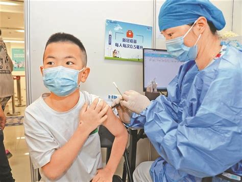 记者现场直击深圳3至11岁儿童开打疫苗 学生接种时监护人需全程陪护--深圳在行动