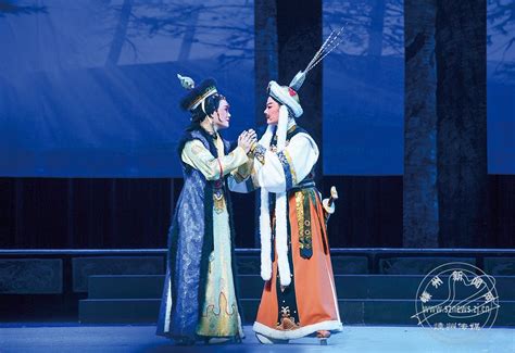西子湖畔越剧场首个驻场演出，江南民调新版《三笑》新年亮相