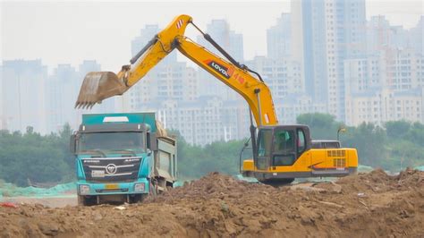 遥控挖掘机草地试玩 工程车挖机表演视频 挖土机_腾讯视频
