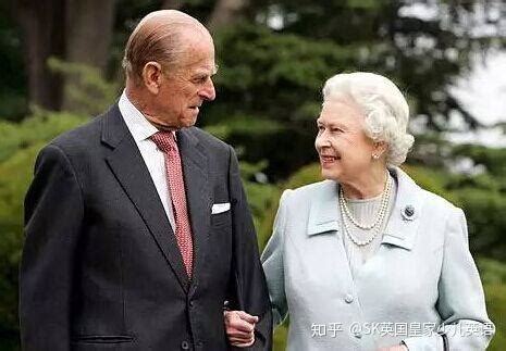 英国王室公布最新家庭合照，凯特王妃三个孩子到底像谁？