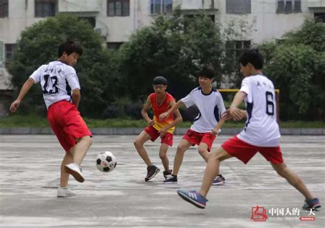 在中国踢足球的人多还是打篮球的人多？-