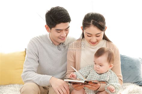 爸爸妈妈给婴儿看书讲故事高清图片下载-正版图片501577141-摄图网