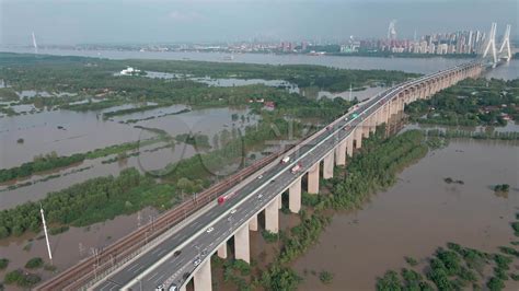 强降雨致武汉城区出现渍水 水务部门紧急排水-高清图集-中国天气网