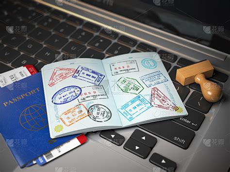 Visa在线申请概念。打开印有签证印章的护照和机票，并在电脑键盘上盖上印章。