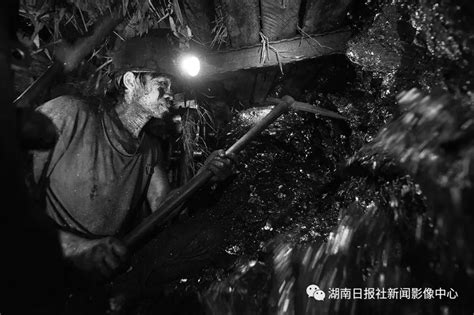 煤矿工人：在黑暗中开采“光明”