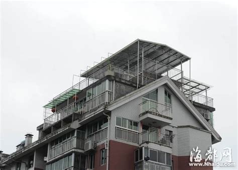 住宅楼顶阳台“加盖” 压迫煤气管存隐患 - 永嘉网