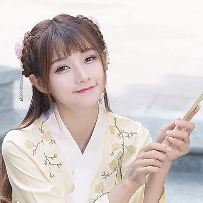 女生黄色古风头像图片