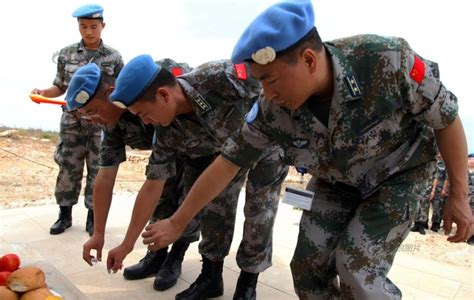 中国海外蓝盔祭奠战友：28年13名军人牺牲在维和一线_手机新浪网