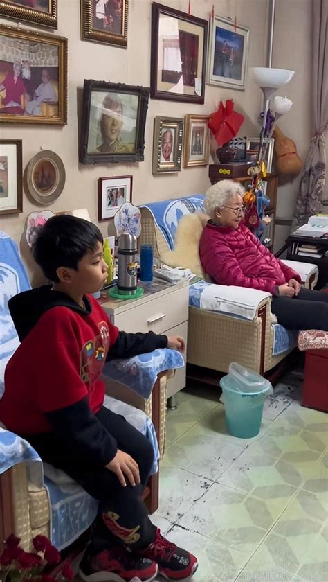 94岁艺术家田华陪8岁重孙看剧 田华最新近况身体看得出来还是很健康_国华娱乐网