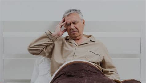 躺在病床上睡觉的老人高清图片下载-正版图片501716685-摄图网