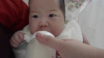 摇奶喂奶婴儿喝牛奶_3840X2160_高清视频素材下载(编号:9408388)_实拍视频_光厂(VJ师网) www.vjshi.com