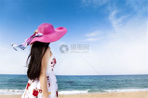 美丽的女人站在沙滩上天堂天空晴天女性女孩闲暇头发享受蓝色海洋高清图片下载-正版图片320778066-摄图网