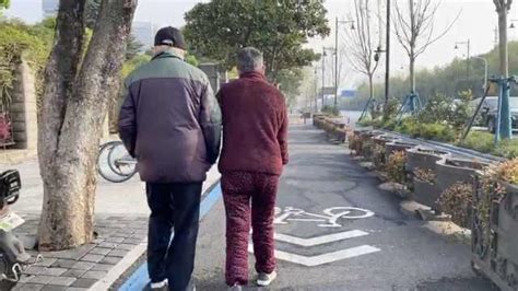 8旬老夫妻携手散步，一人背把小凳_西南视频-梨视频官网-Pear Video