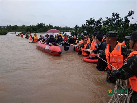 洪水来临，武警四川总队千余名官兵抗洪抢险转移群众 - 中国军网