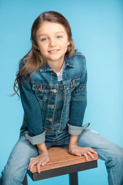 小女孩的肖像微笑和坐在凳子上高清图片下载-正版图片502680703-摄图网