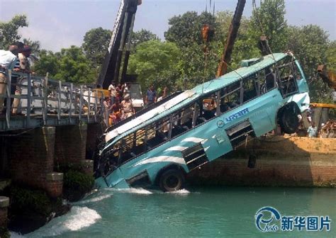 印度一巴士坠入运河 全车约30名乘客生还希望渺小_海口网