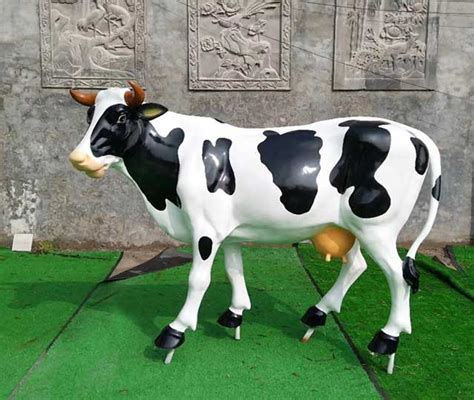 玻璃钢奶牛动物雕塑美化深圳景区环境-方圳雕塑厂