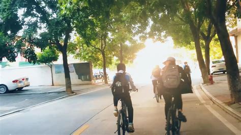 乡镇中学放学下课一群学生骑着自行车愉快玩耍 mp4格式视频下载_正版视频编号122442-摄图网