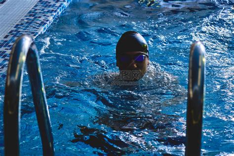 一个亚洲男孩在游泳池的水下玩耍和游泳视频素材_ID:VCG42N1359205177-VCG.COM