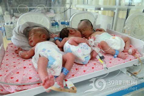 “双胞胎”孕妇产下三胞胎前后·宁波晚报