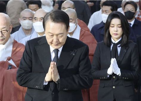 韩国总统就梨泰院踩踏事故公开道歉__凤凰网