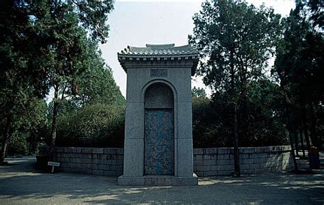 李白死后30年，白居易来到李白墓前，写下这首经典悼亡唐诗