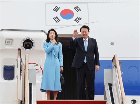 实拍：韩国总统和夫人参加就职典礼 与前总统朴槿惠亲密交谈！_凤凰网视频_凤凰网